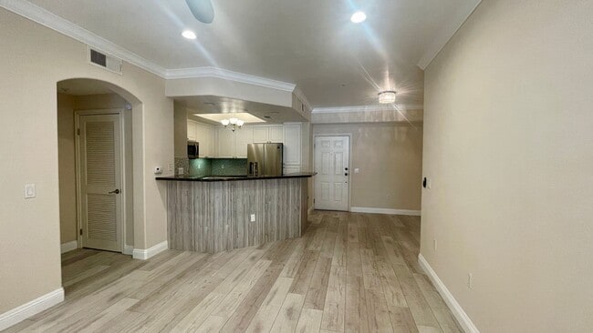 Building Photo - Beautiful 3 bedroom, 2 bath condo in La Jo...