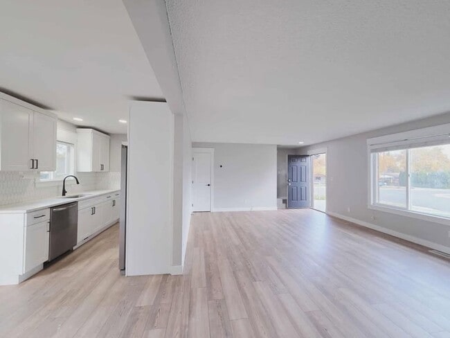 Building Photo - 20/22 Poplar Ave.