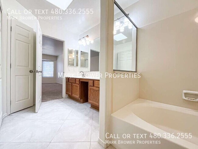 Building Photo - 5262 W Fairview St