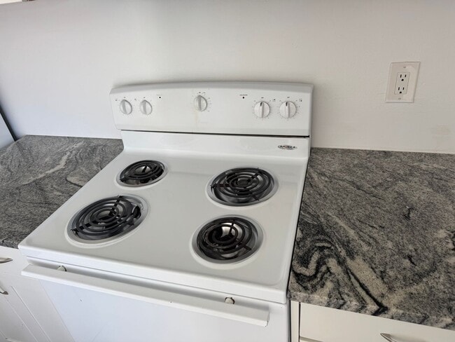 Building Photo - Garage Parking ** 2 Bedroom 1 Bath ** Offe...