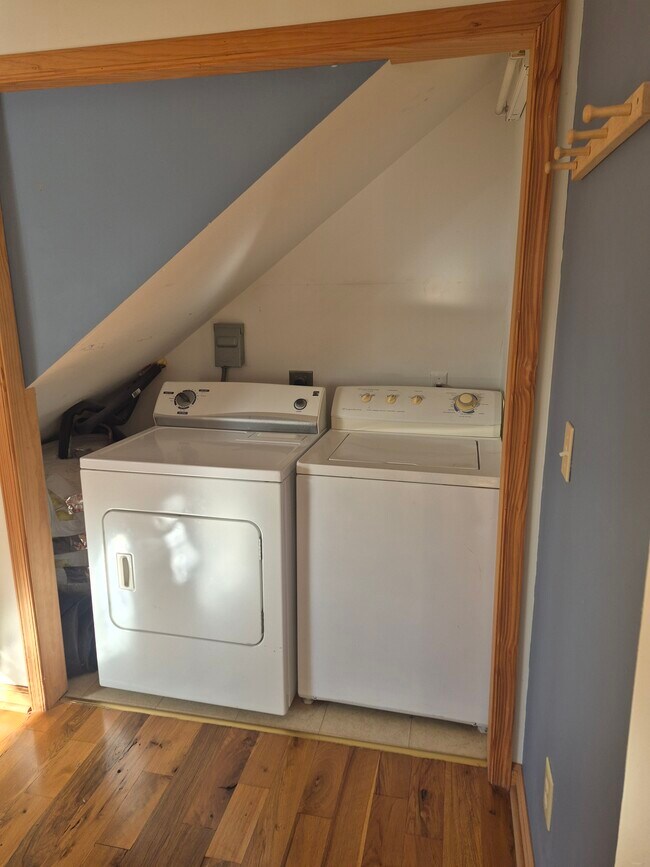 Building Photo - 621 Gypsy Ave