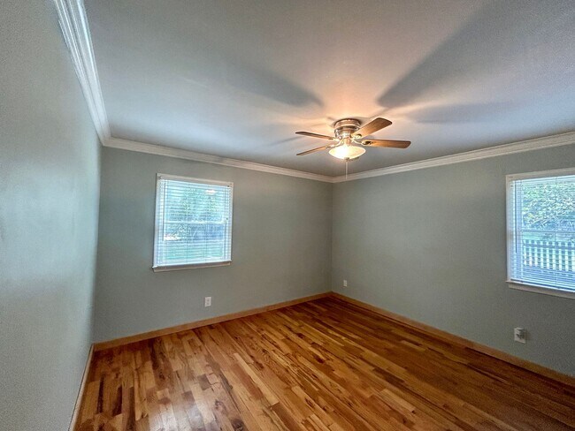 Building Photo - Fabulous 4 Bedroom 3 Bathroom Home with Pr...