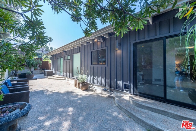 Building Photo - 1860 Lucile Ave