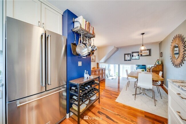 Building Photo - Beautifully Remodeled 2 bed/1.5 Bath Townh...