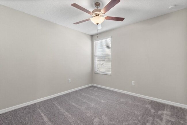 Building Photo - "Spacious 5-Bedroom Retreat in Apollo Beach - Modern Living with 2.5 Baths on White Chicory Dr!"