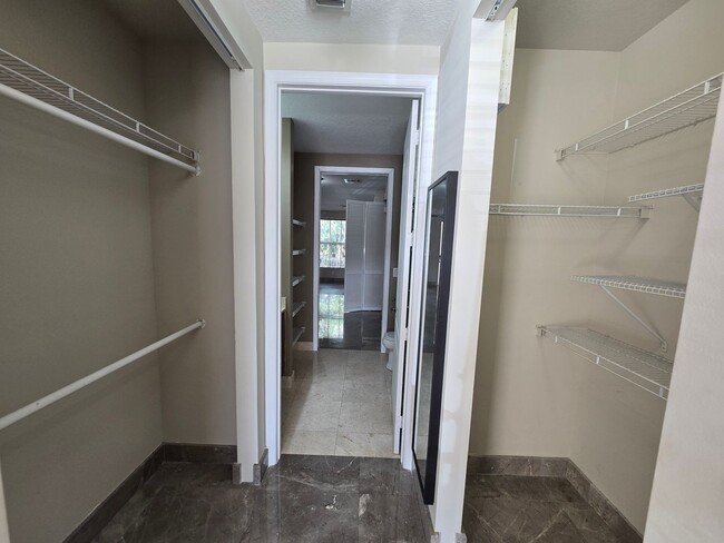 Building Photo - SPACIOUS 1 BEDROOM UNIT IS IN A HIGHLY SOU...