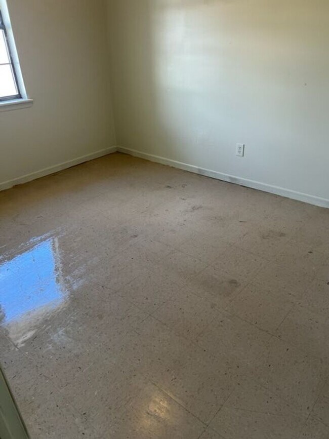 Building Photo - Monthly Paid Rent