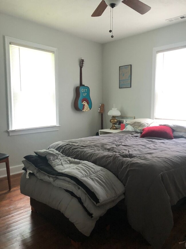 Building Photo - 2/1, Charming home with Flexible move-in