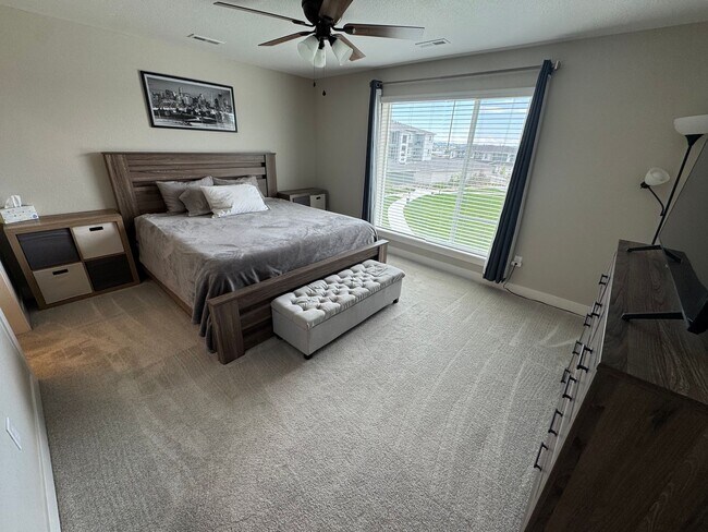 Building Photo - Modern 3-Bed, 2-Bath Townhome with Spaciou...