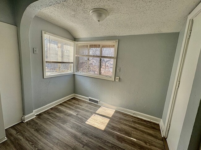 Building Photo - Spacious 2-Bedroom + Den Home with Ample Parking & Backyard!