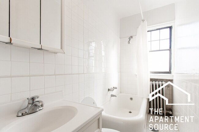 Building Photo - 515 W Briar Pl