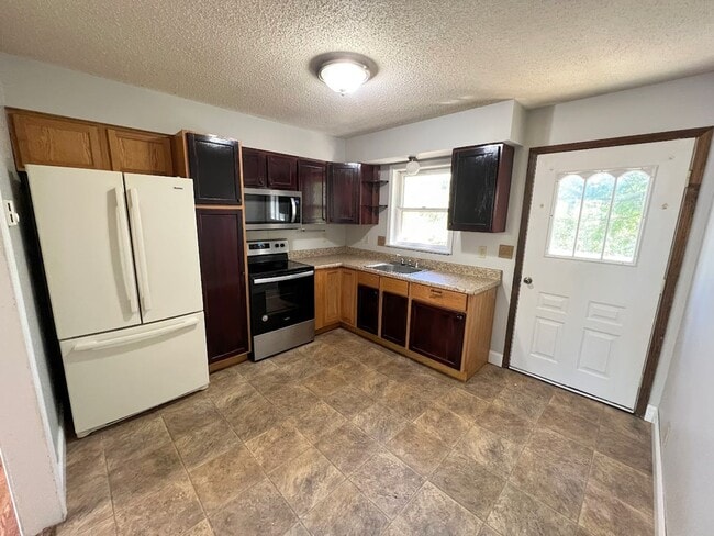 Building Photo - 4 bedroom Family  Home!