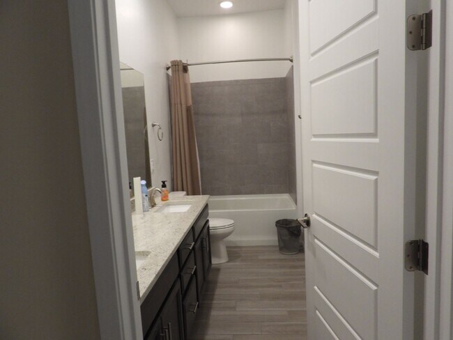 Building Photo - 3 Bedroom 2 Bathroom