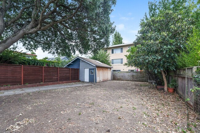 Building Photo - 1920 North Berkeley 2 Bedroom Bungalow Available!