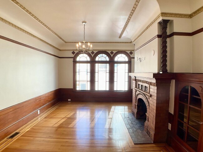 Building Photo - LARGE 2BR w/ Dining Room. PARKING AVAIL.! DISHWASHER! W/D IN-UNIT