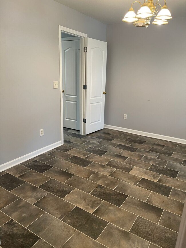 Building Photo - Spacious Townhouse