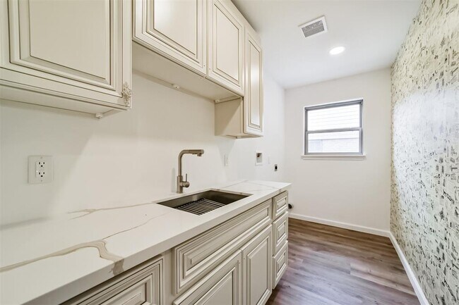 Building Photo - 2742 Triway Ln