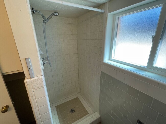 Building Photo - Beautiful 4-Bedroom Home in Desirable Holladay Neighborhood