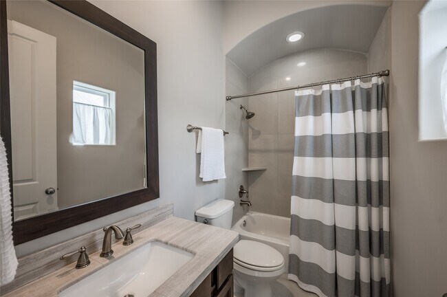 Building Photo - 266 E 28th St