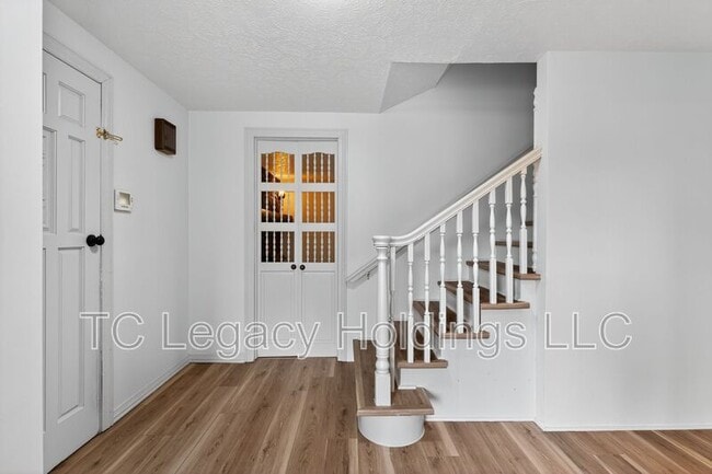 Building Photo - 1121 Eastwood Dr