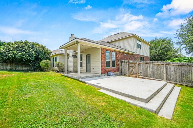 Building Photo - New Braunfels Beauty with plenty of SPACE!