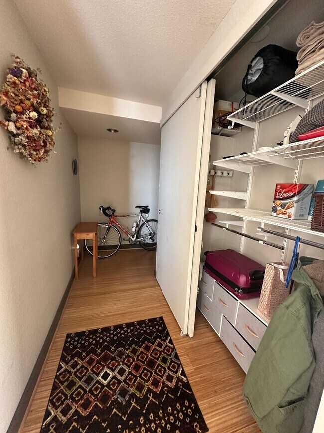 Building Photo - Lovely 2 bedroom 2 bath condo with a river...