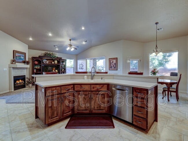 Building Photo - 621 Rolling Hills Dr