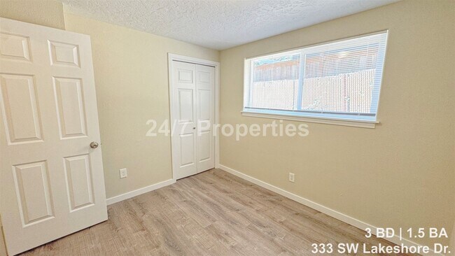 Building Photo - Freshly Updated 3 BD | 1.5 BA Unit - Downtown Estacada