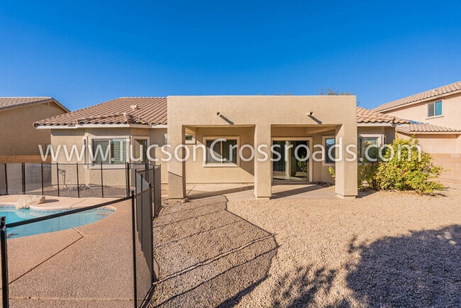 Building Photo - 4 Bedroom / 2 Bathroom Home