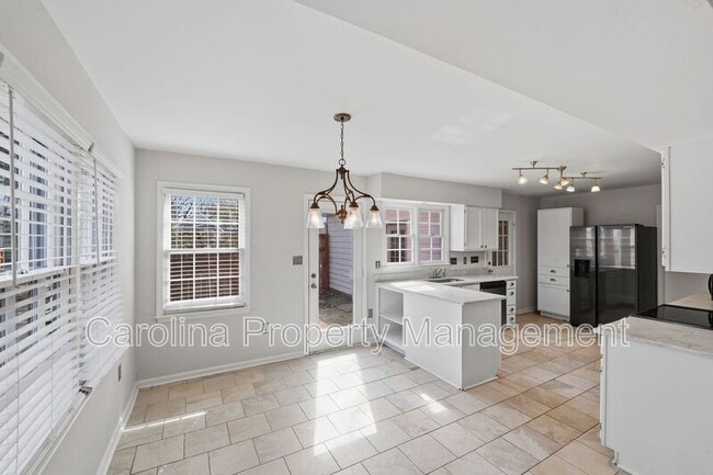 Building Photo - 805 Farm Tree Ln