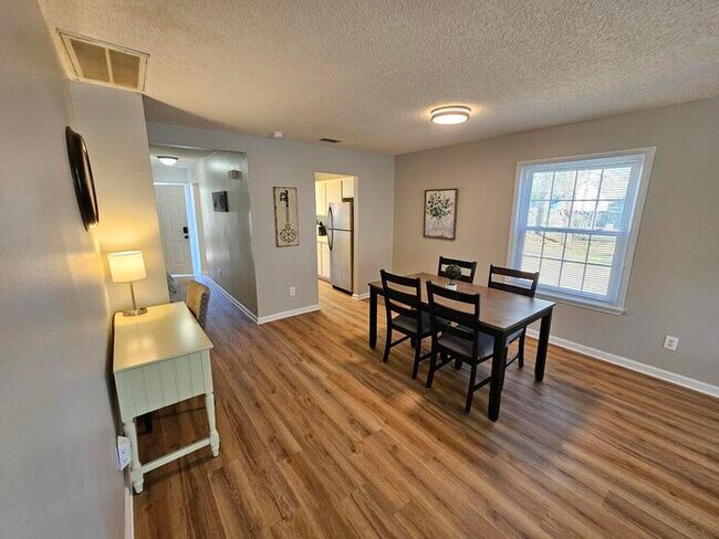 Building Photo - Furnished Mid term Rental