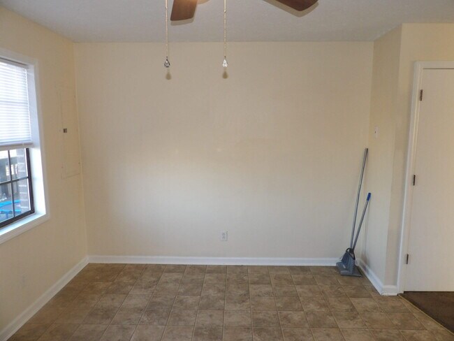 Building Photo - 65 Ashwood Ct