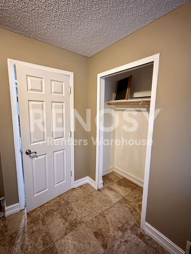 Building Photo - 5 Bedroom 3 Bathroom Single Family Home in Burnsville