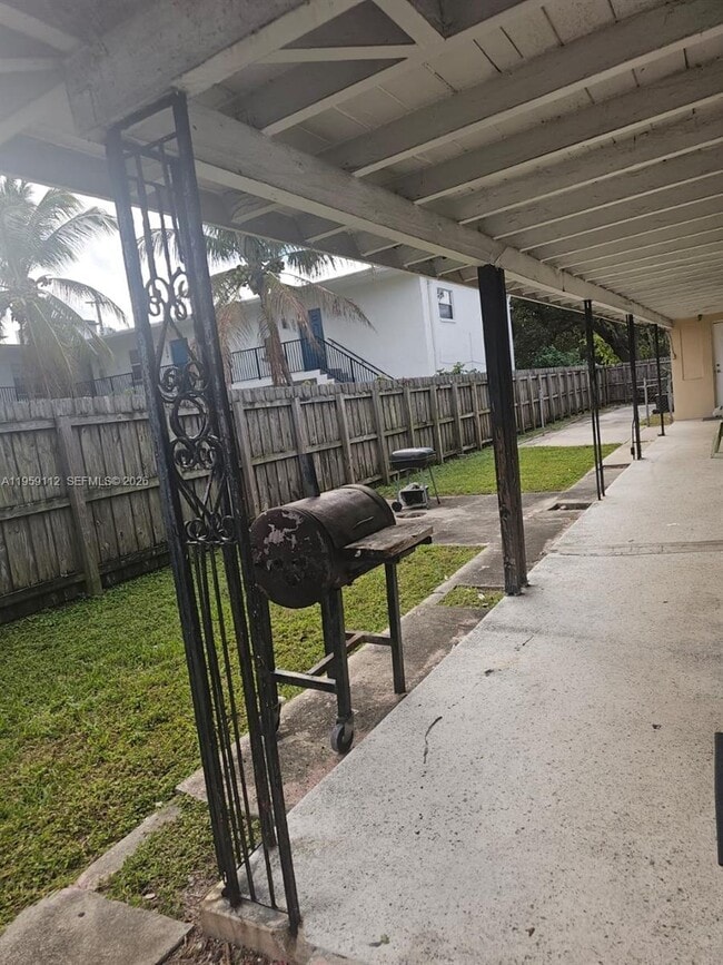 Building Photo - 1021 NE 17th Ave