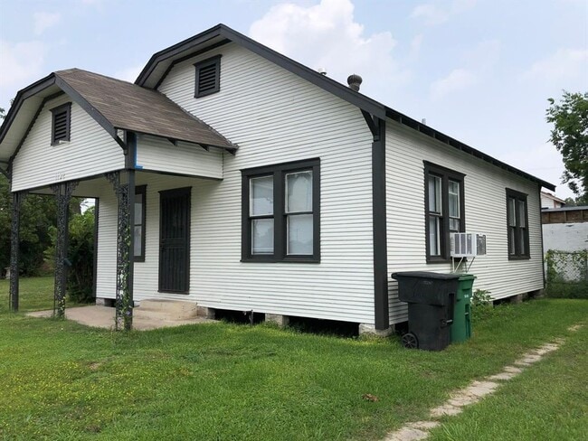 Primary Photo - 1132 W Cavalcade St