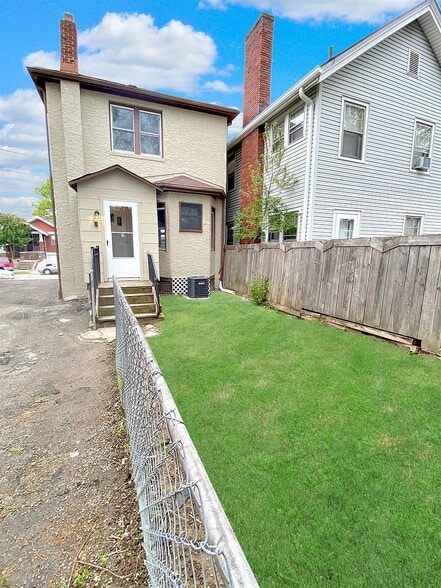 Building Photo - 5604 Warren Ave