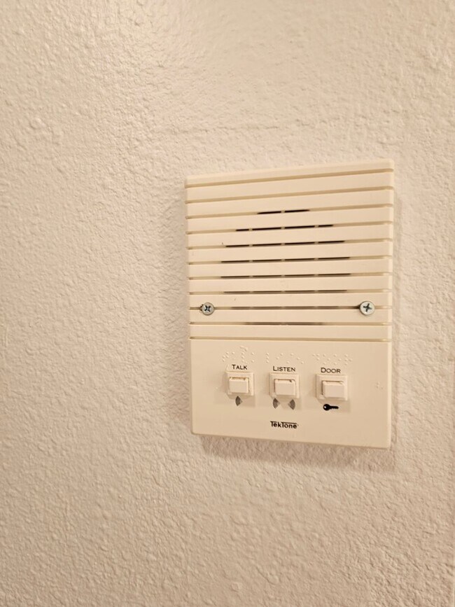 Building Photo - Cherry Creek Beautiful and Bright 1 Bed 1 Bath Condo