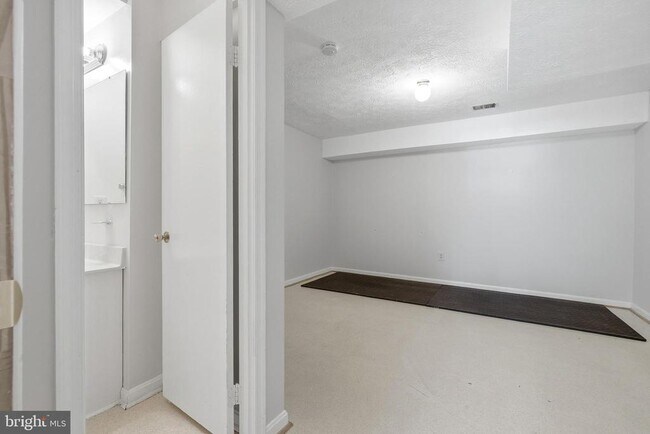 Building Photo - 8031 Sleepy View Ln