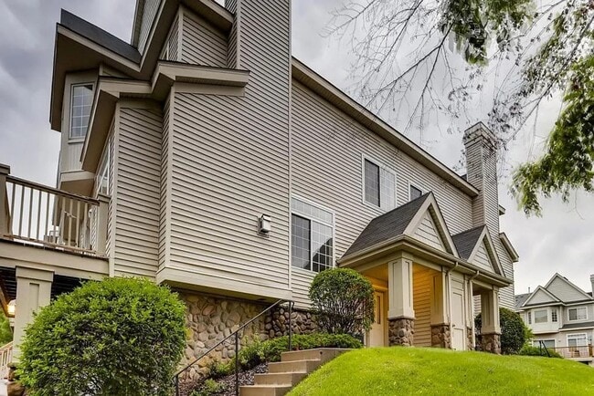 Building Photo - Bright End-Unit 2BD Townhome with Fireplace, Deck & Big Bedrooms