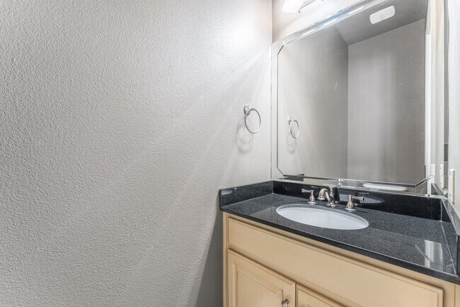 Building Photo - Stunning Townhome