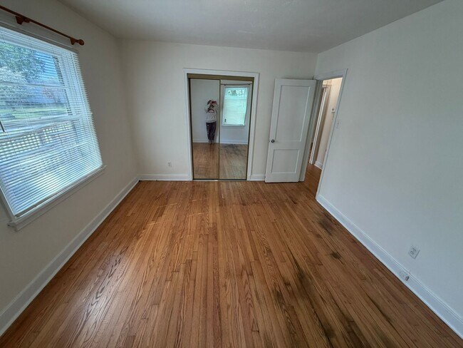 Building Photo - Rancher with Large Back Yard!