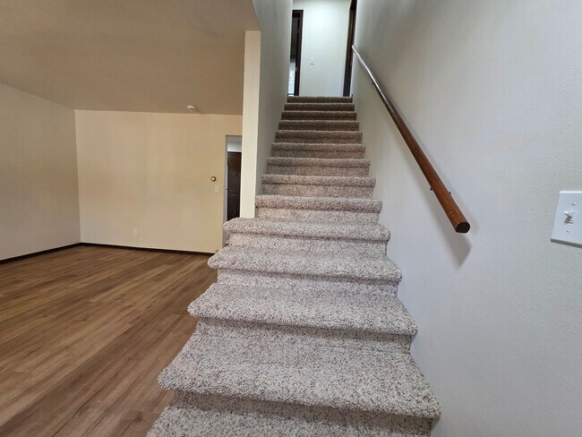 Building Photo - 624-626 Crestview Drive