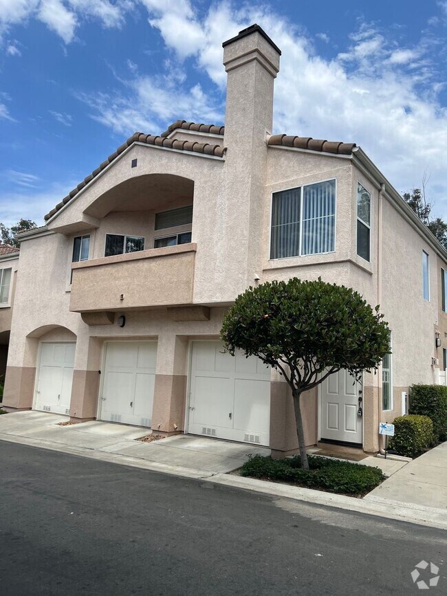Building Photo - Wonderful 2 bedroom, 2 Bath Condo!  Single...