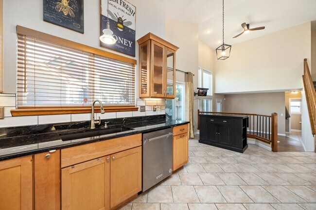 Building Photo - Beautiful 3-Bedroom Home with 2.5 Baths in Picturesque Highlands Ranch – Spacious 2005 Sq. Ft. Gem!