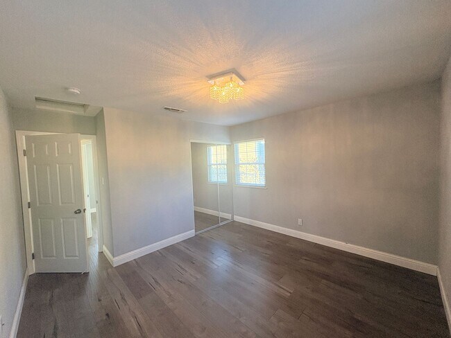 Building Photo - 1524 Gladstone Dr