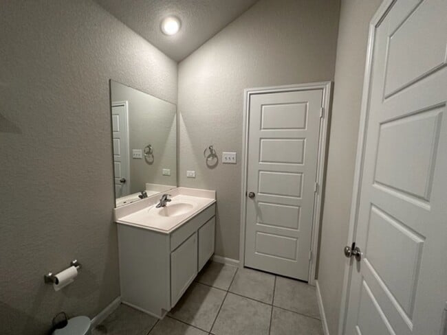 Building Photo - Move in soon! Beautiful  3 bedroom 2 bath near Lackland AFB