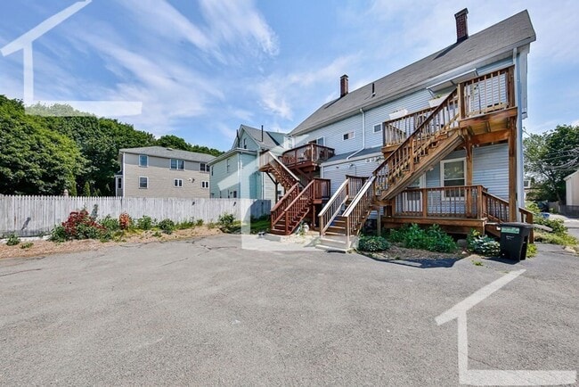 Building Photo - Nice large 2 bed pet friendly condo with private free laundry and 2 parking spots!