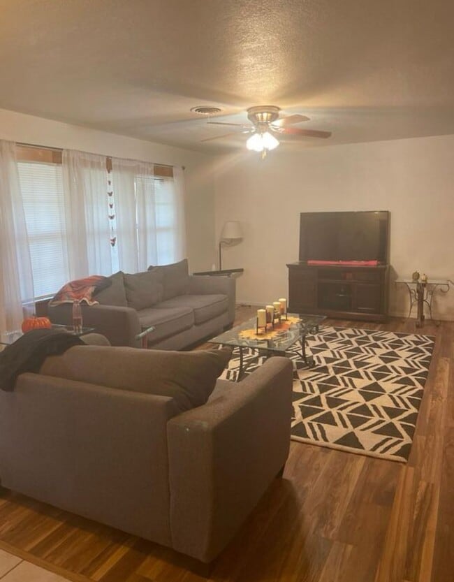 Building Photo - Spacious 4 Bedroom Home!