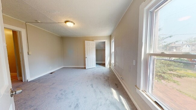 Building Photo - Huge 4 Bedroom Single Family House - almost 1500 SQ FT!