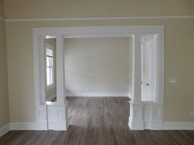 Building Photo - 206 King St